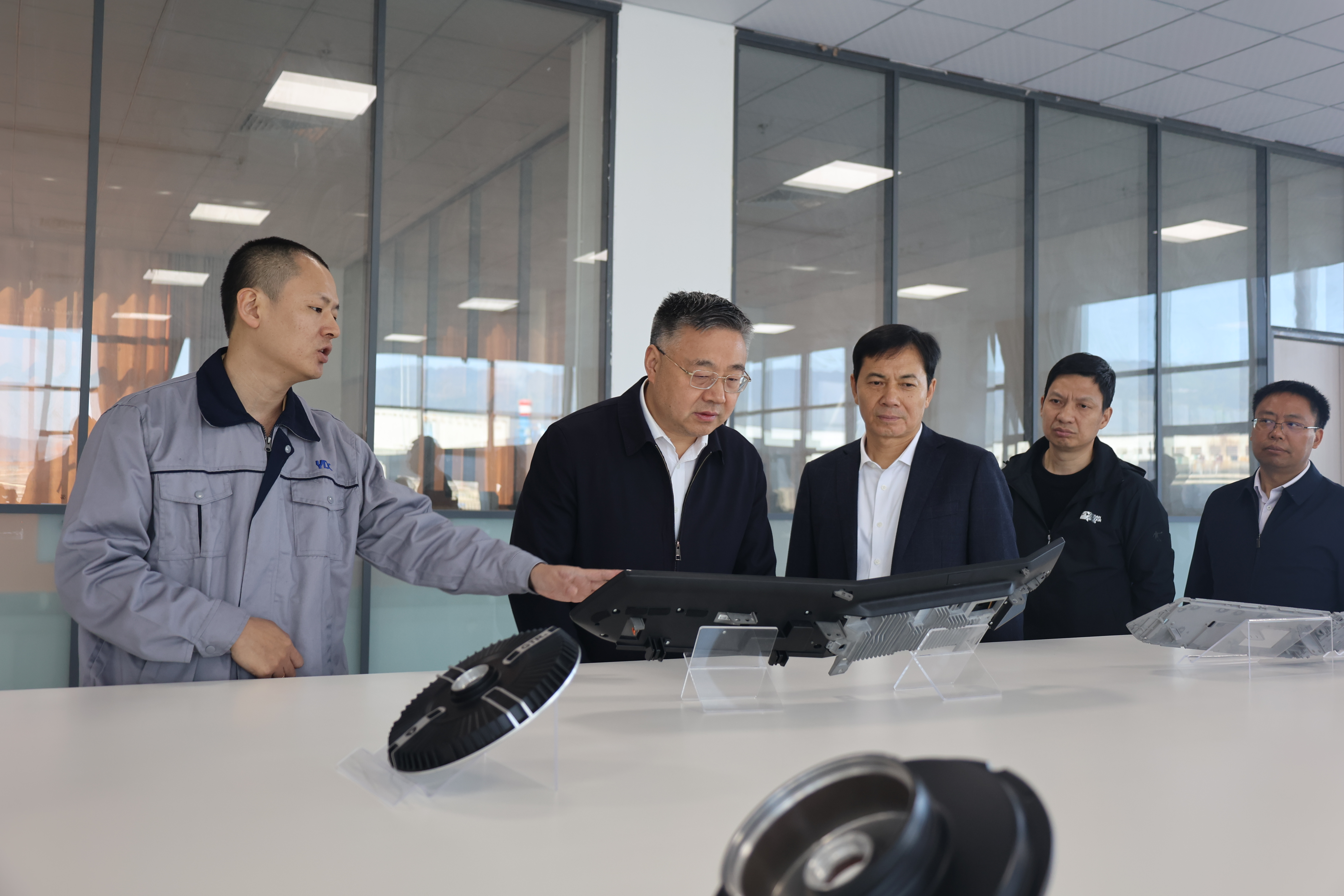 3月25日,永川区人大常委会主任潘文峰率队深入重庆江山欧派门业有限公司、重庆保时鑫电子科技有限公司、重庆杨达鑫科技有限公司、重庆市航丰机械有限公司等企业,开展走访企业活动。 (3)_副本